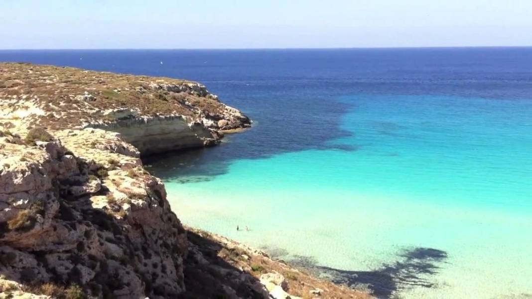 Bu plajlarda dibindeki kum tanesi bile görünüyor! Dünyanın en temiz ve berrak sularına sahip 20 plajı 4